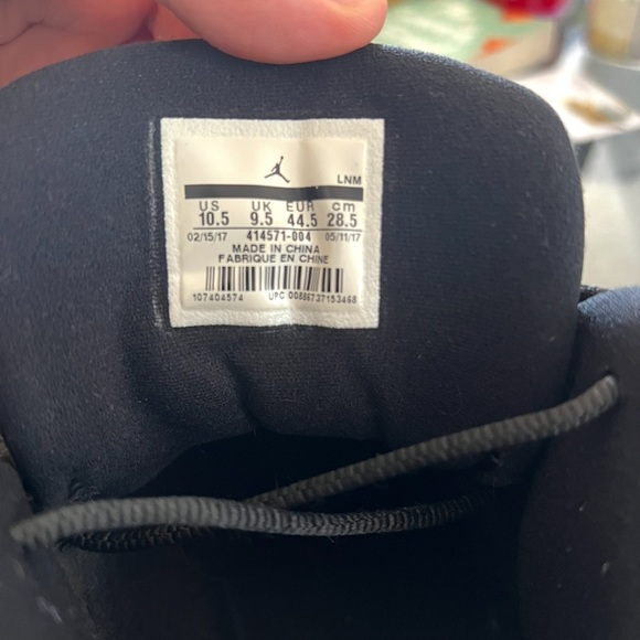 selling my jorda 13 breds they do need a cleaning and re dye they have no box - Picture 2 of 3